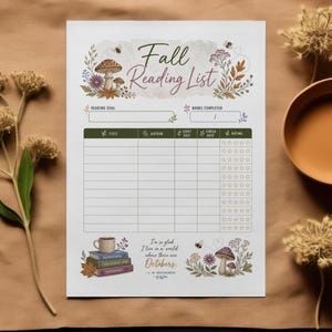 Op de afbeelding: Een wit leeslogboek met de titel Fall Reading List en illustraties van paddenstoelen en bloemen. Het bevat velden voor leesdoelen, voltooide boeken en een tabel voor titel, auteur, data en sterbeoordelingen, plus een citaat van L.M. Montgomery.