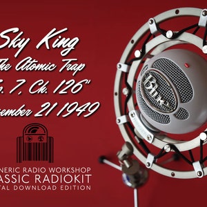 Puede incluir: Primer plano de un micrófono plateado con un filtro antipop negro. El micrófono está delante de un fondo rojo con texto blanco que dice "Sky King "The Atomic Trap Ep. 7. Ch. 126" November 21 1949" y "A GENERIC RADIO WORKSHOP CLASSIC RADIOKIT DIGITAL DOWNLOAD EDITION".