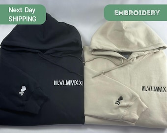 Sudadera con números romanos bordados, sudadera con capucha para pareja con fecha de aniversario, mangas con iniciales, regalo de cumpleaños para novia o novio