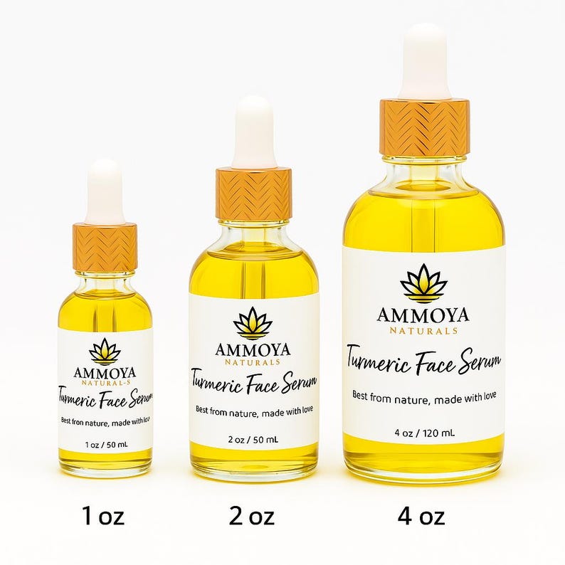 K&ouml;nnte beinhalten: Drei Glasflaschen mit Kurkuma-Gesichts-Serum in verschiedenen Gr&ouml;&szlig;en: 30 ml, 60 ml und 120 ml. Die Flaschen sind gelb und haben einen goldfarbenen Verschluss. Die Etiketten sind wei&szlig; mit schwarzem Text und einem Blumenlogo.