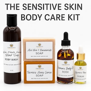 Puede incluir: Un kit de cuidado corporal para pieles sensibles con jabón negro, dos pastillas de jabón, un frasco de aceite corporal y un sérum. El kit incluye productos con miel de Manuka, aloe vera y cúrcuma. El gel de baño es de 237 ml.