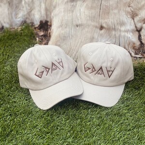 Gorra de béisbol cristiana bordada con la frase "Dios es más grande"