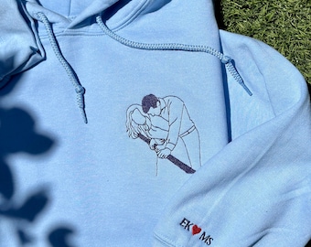 Sweat-shirt brodé portrait dessin au trait personnalisé avec texte | Cadeaux de broderie personnalisés pour vos proches | Chiffre romain