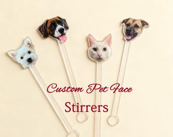 Könnte beinhalten: Vier klare Acrylrührstäbe mit individuellen Tiergesichtern, darunter ein weißer Hund, ein braun-weißer Hund, ein beigefarbener Hund und eine weiße Katze. Der Text "Custom Pet Face Stirrers" ist in Burgunderrot gedruckt.