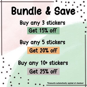 Op de afbeelding: Een roze en groene afbeelding met de tekst "Bundle & Save:" en details over kortingen voor het kopen van meerdere stickers. De tekst luidt "Koop 3 stickers en krijg 15% korting", "Koop 5 stickers en krijg 20% korting", en "Koop 10+ stickers en krijg 25% korting". De tekst "*Kortingen worden automatisch toegepast bij het afrekenen" staat onderaan de afbeelding.