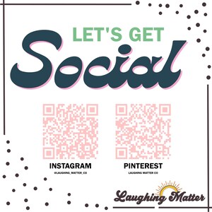 Op de afbeelding: Grafische afbeelding "Let's Get Social" met roze en zwarte tekst. Twee roze QR-codes worden weergegeven met de tekst "Instagram @Laughing_Matter_Co" en "Pinterest Laughing Matter Co". De tekst "Laughing Matter" wordt in zwart weergegeven met een gestileerde zonafbeelding.