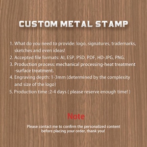 K&ouml;nnte beinhalten: Ein brauner Holzgrund mit wei&szlig;em Text, der "CUSTOM METAL STAMP" lautet. Der Text darunter beschreibt den Prozess zur Erstellung eines individuellen Metallstempels, einschlie&szlig;lich der akzeptierten Dateiformate, des Produktionsprozesses und der Gravurtiefen. Der Text enth&auml;lt auch einen Hinweis mit der Aufschrift "Bitte kontaktieren Sie mich, um den personalisierten Inhalt zu best&auml;tigen, bevor Sie Ihre Bestellung aufgeben, danke!"
