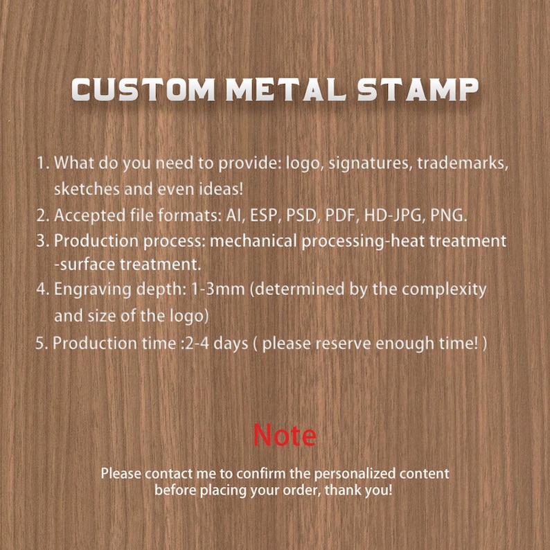 K&ouml;nnte beinhalten: Ein brauner Holzgrund mit wei&szlig;em Text, der "CUSTOM METAL STAMP" lautet. Der Text darunter beschreibt den Prozess zur Erstellung eines individuellen Metallstempels, einschlie&szlig;lich der akzeptierten Dateiformate, des Produktionsprozesses und der Gravurtiefen. Der Text enth&auml;lt auch einen Hinweis mit der Aufschrift "Bitte kontaktieren Sie mich, um den personalisierten Inhalt zu best&auml;tigen, bevor Sie Ihre Bestellung aufgeben, danke!"