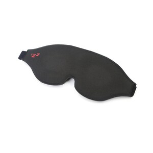 Op de afbeelding: Zwarte slaapmasker met een rood "ZZ" logo. Het masker is gemaakt van zacht, comfortabel materiaal en is ontworpen om licht te blokkeren.
