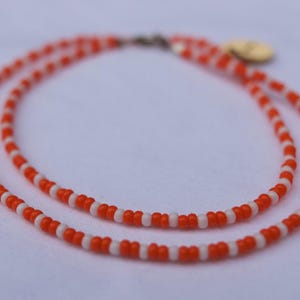 colar de miçangas laranja e branco - colar de contas - joias feitas à mão - colar em camadas - minimalista - presentes para ela