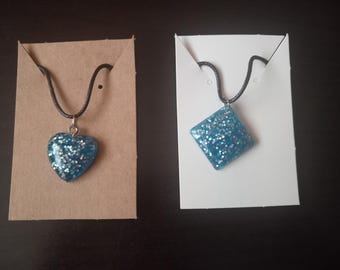 Halskette mit Anhänger aus Epoxidharz in Blau/Silber