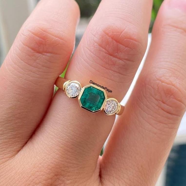 アッシャーカットグリーンエメラルドエンゲージリング、スリーストーン