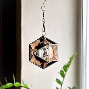 Brun solfångare i målat glas med kristallprisma, geometrisk hängande fönsterdekor, fasetterad glasprydnad, glänsande present till hemmet, bohemisk charm Brun