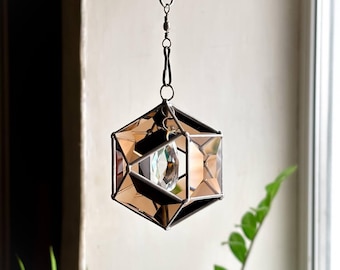 Brauner Glasmalerei-Sonnenfänger mit Kristallprisma, geometrischer hängender Fensterschmuck, facettiertes Glasornament, glänzendes Geschenk für Zuhause, Boho-Charme