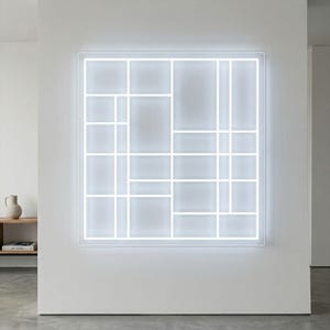 Op de afbeelding: Een vierkante wandlamp met een raster van helderwitte neonbuizen in een geometrisch patroon van elkaar kruisende horizontale en verticale lijnen, waardoor een reeks verlichte rechthoekige en vierkante secties ontstaat.