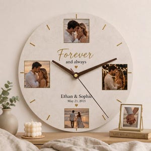 Può includere: Un orologio da parete rotondo con quadrante beige chiaro testurizzato, quattro inserti fotografici quadrati di coppie, lancette marrone scuro e indicatori delle ore dorati. Il testo recita Forever and always, Ethan & Sophie e May 23, 2025, con due piccoli cuori dorati.