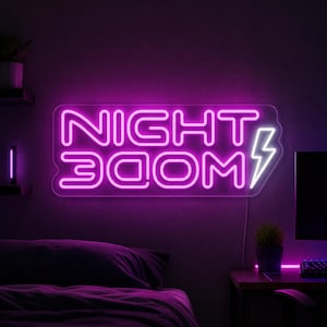 Pode incluir: Um letreiro de néon retangular montado numa parede escura, brilhando com uma luz roxa intensa. O letreiro exibe o texto NIGHT ZOOM numa fonte negrito sem serifa, acompanhado por um símbolo de raio estilizado no lado direito.