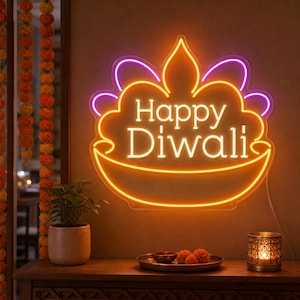 Pode incluir: Um letreiro de néon montado na parede em forma de lâmpada diya, com um contorno laranja brilhante e detalhes em roxo. O centro do letreiro apresenta o texto branco Happy Diwali. O letreiro ilumina uma parede escura com luz quente.