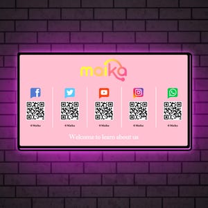 Puede incluir: Un letrero rectangular rosa con la palabra "maika" en texto colorido, con iconos de redes sociales y códigos QR para Facebook, Twitter, YouTube, Instagram y WhatsApp. El texto "Welcome to learn about us" está en la parte inferior.