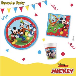 Könnte beinhalten: Ein Set von Disney Junior Mickey Mouse Partyzubehör. Enthält einen runden Teller, eine quadratische Serviette und einen Becher, alle mit Mickey, Goofy und Donald Duck. Der Teller hat einen roten und blauen Rand. Der Text "Decorata Party" steht oben.