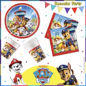 Può includere: Una collezione di articoli per feste a tema Paw Patrol, tra cui piatti, tovaglioli e bicchieri. Gli articoli presentano immagini dei personaggi di Paw Patrol. Il logo "PAW PATROL" è visualizzato su sfondo giallo. Il testo "Decorata Party" è in alto.