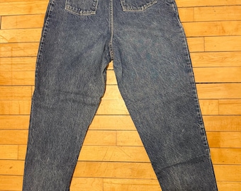 Vintage 90s High Waisted Mom Jeans: Medium Wash Tapered Denim (Size 25)