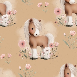 Könnte beinhalten: Ein sich wiederholendes Muster mit Cartoon-Ponys mit hellbraunen Körpern, weißen Mähnen und Schwänzen sowie weißen Gesichtern und Beinen. Die Ponys sind von rosa und weißen Blumen und grünem Laub auf beigem Hintergrund umgeben.