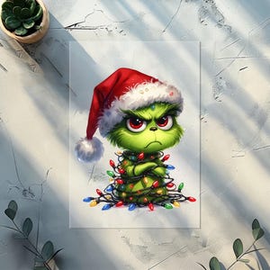 Könnte beinhalten: Ein grüner Cartoon-Charakter mit roter Weihnachtsmütze mit weißem Rand und Bommel. Die Figur ist in eine Lichterkette mit bunten Weihnachtslichtern gewickelt und hat einen grimmigen Gesichtsausdruck. Die Abbildung ist eine festliche Weihnachtsillustration.