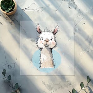 Könnte beinhalten: Quadratischer Druck mit einer Illustration eines weißen, flauschigen Lamas mit freundlichem Gesichtsausdruck. Das Lama ist vor einem hellblauen Aquarellhintergrund platziert, was ein fröhliches und künstlerisches Design ergibt.