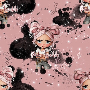Könnte beinhalten: Ein sich wiederholendes Muster mit einem Cartoon-Mädchen mit rosa Haaren und einer Schleife, das ein weißes Hemd und Jeansshorts trägt. Der Hintergrund ist rosa mit schwarzen Spritzern, Sternen, Herzen und dem Text "Pink Trouble".