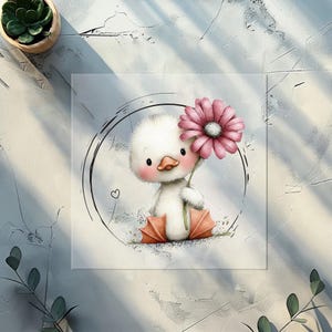 Könnte beinhalten: Eine skurrile Illustration eines flauschigen weißen Entenküken mit rosigen Wangen, das eine rosa Gänseblümchen hält. Das Entenküken sitzt in einem schwarzen kreisförmigen Rahmen mit einem kleinen Herzen, vor einem hellgrauen Hintergrund. Das Entenküken hat orangefarbene Schwimmfüße.