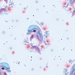 Könnte beinhalten: Ein sich wiederholendes Muster mit Cartoon-Delfinen in Blau- und Lilatönen, die jeweils mit einem floralen Kranz aus rosa Blüten und grünen Blättern geschmückt sind. Der Hintergrund ist hellblau mit verstreuten Punkten und kleinen floralen Elementen.
