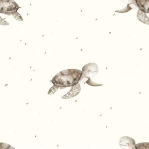 Könnte beinhalten: Aquarellillustration von lächelnden Meeresschildkröten in Braun- und Grautönen, die auf cremefarbenem Hintergrund schwimmen. Die Schildkröten haben detaillierte Panzer und Flossen, mit kleinen grauen Punkten. Das Thema ist maritim und verspielt.