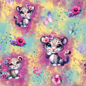 Könnte beinhalten: Ein skurriles Muster mit Cartoon-Leopardenbabys mit Blumenkränzen, Schmetterlingen und Pfotenabdrücken. Der Hintergrund hat einen Aquarelleffekt mit Rosa-, Gelb- und Blautönen. Die Jungen haben große blaue Augen und schwarze Flecken.