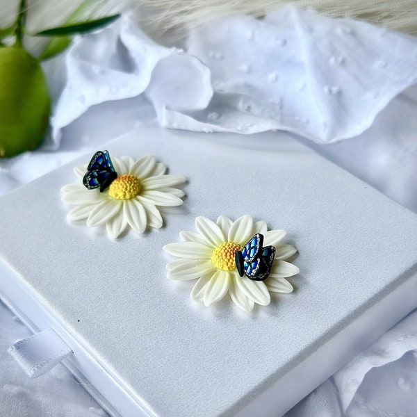 Clous d'oreilles marguerites avec papillon, boucles d'oreilles marguerites en argile polymère, clous d'oreilles fleurs, clous d'oreilles fleurs en argile polymère, fleur blanche