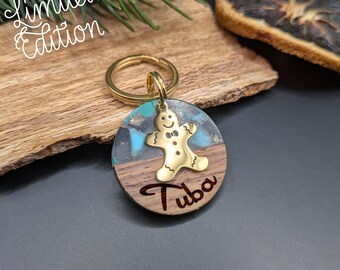 Christmas - Dog tag made of wood and resin, turquoise glitter, gold engraved with a Christmas pendant, 28.5 mm