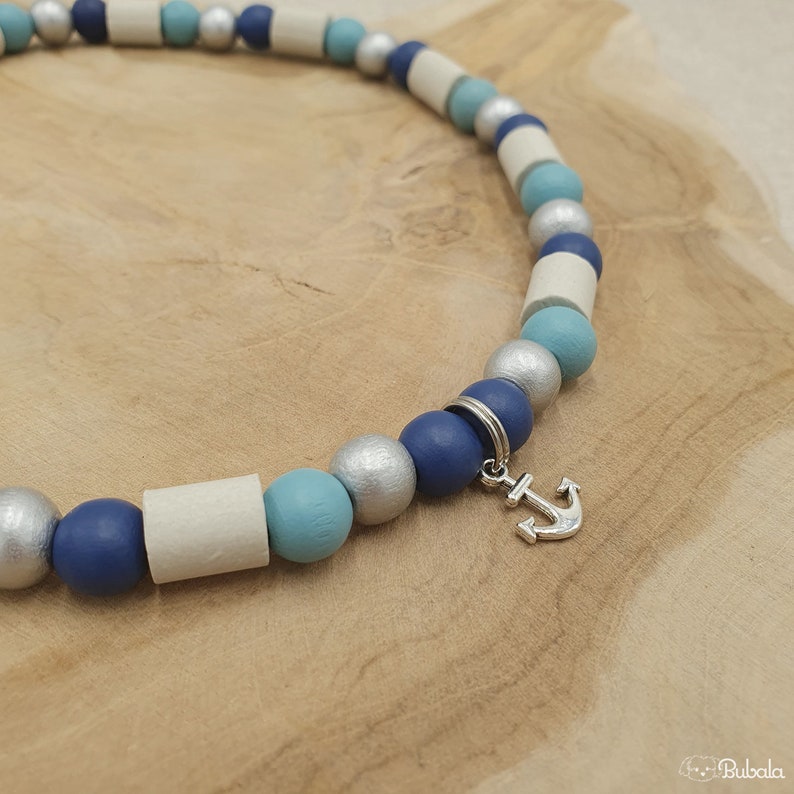 EM Keramik Pipes Halsband für Hund und Katze. Natürlicher Zeckenschutz mit braunen und goldenen Holzperlen und Anhänger Blau