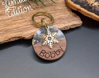 Christmas - Dog tag made of wood and resin, black glitter, gold engraved with a Christmas pendant, 28.5 mm