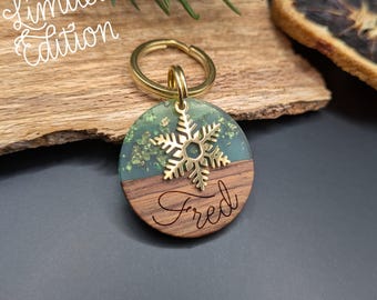 Christmas - Dog tag made of wood and resin, green glitter gold engraved with Christmas pendant, 28.5 mm