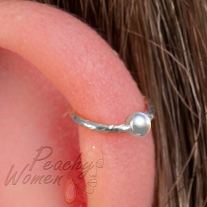Hammered 925 Silver Helix Ring Hoop With Silver Bead - Hypoallergenic Cartilage Piercing Ring 20G - Handmade Ear Jewelry