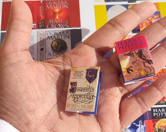 Conjunto de fantasía de 32 portadas de libros en miniatura escala 1:12 portadas imprimibles descargables Hágalo usted mismo libros de casa de muñecas hacer mini biblioteca ficción