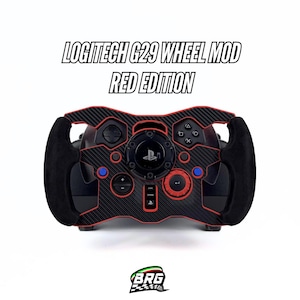 Könnte beinhalten: Ein Logitech G29 Lenkrad-Mod, Red Edition, mit einem schwarzen und roten Kohlefaser-Design. Das Lenkrad hat schwarze Wildledergriffe und rote Akzente um die Knöpfe und Bedienelemente. Der Text "Logitech G29 Wheel Mod Red Edition" wird oben angezeigt.