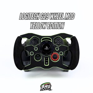 Könnte beinhalten: Logitech G29 Wheel Mod, Yellow Edition, mit einem schwarz-gelben Design. Das Lenkrad hat ein Karbonfasermuster mit gelben Akzenten, schwarze Wildledergriffe und einen roten Knopf. Der Text "Logitech G29 Wheel Mod Yellow Edition" ist zu sehen.
