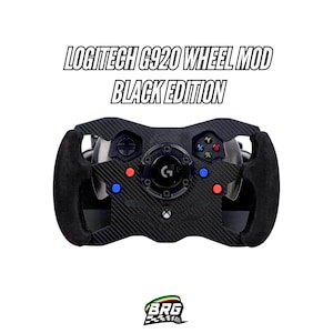 Può includere: Modifica del volante Logitech G920 nera con il testo "LOGITECH G920 WHEEL MOD BLACK EDITION". Il volante ha un design in fibra di carbonio con pulsanti rossi e blu e impugnature in pelle scamosciata nera. Il logo "BRG" è in basso.