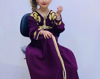 djellaba marocaine traditionnelle pour les enfants.