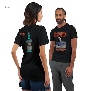 Könnte beinhalten: Schwarze T-Shirts mit grafischen Designs. Ein Shirt zeigt ein blaues Flaschendesign mit Text, das andere zeigt ein Foto eines Mannes mit dem Wort "Kaniac" und dem Namen "Christian Kane".