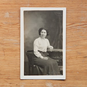 ancienne carte postale en noir et blanc d'une jeune femme assise | Non publié | portrait en studio