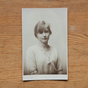 carte postale vintage RPPC | portrait de jeune femme | Photographe de Margate et Broadstairs