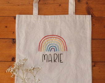 Bestickter Jutebeutel | Regenbogen | handbestickt | handbemalt | personalisiert | Totebag | Baumwolle | Kindergarten | Schule | Geschenkidee