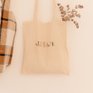 Bestickter Jutebeutel | Blumenwiese | Wildblumen | handbestickt | Totebag | Baumwolle | Geschenkidee